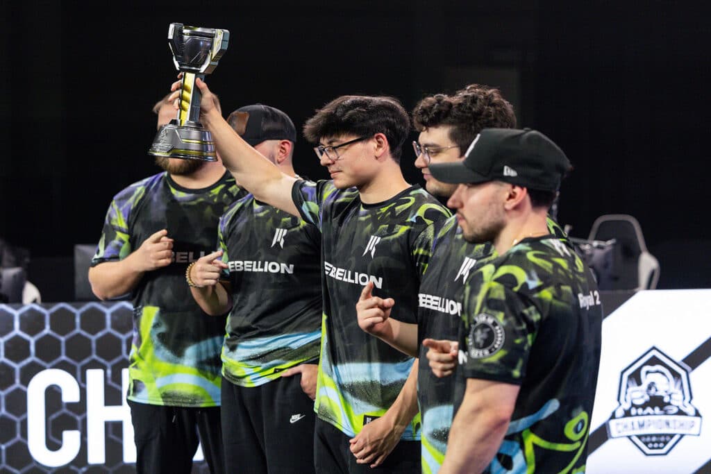 Image of Shopify Rebellion Halo team holding HCS Charlotte trophy